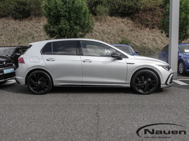 Golf VIII 1.5 eTSI DSG R-Line Sportpaket HUD El. Panodach Navi LED Sperrdiff. ACC