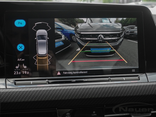 Golf VIII 1.5 eTSI DSG R-Line Sportpaket HUD El. Panodach Navi LED Sperrdiff. ACC