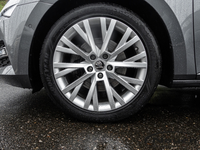 Superb Combi 2.0 TDI Style StandHZG AHK Navi Digitales Cockpit