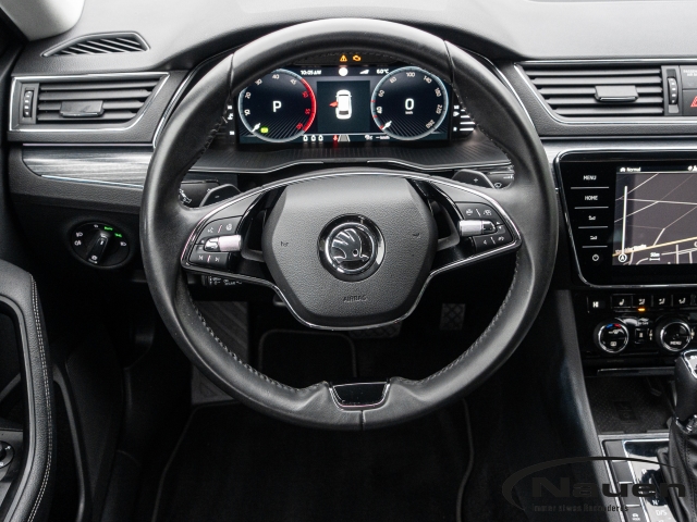 Superb Combi 2.0 TDI Style StandHZG AHK Navi Digitales Cockpit