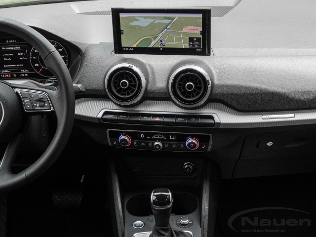 Q2 35 TFSI S-line INTERFACE,KAMERA,SHZ