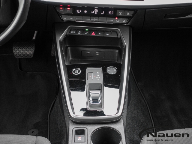 A3 40 TFSIe S-line, LED,HUD,Tempomat,SHZ