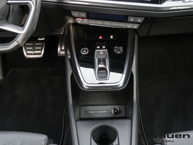 Q4 e-tron 40, AHK, Matrix, S-Line, Navi