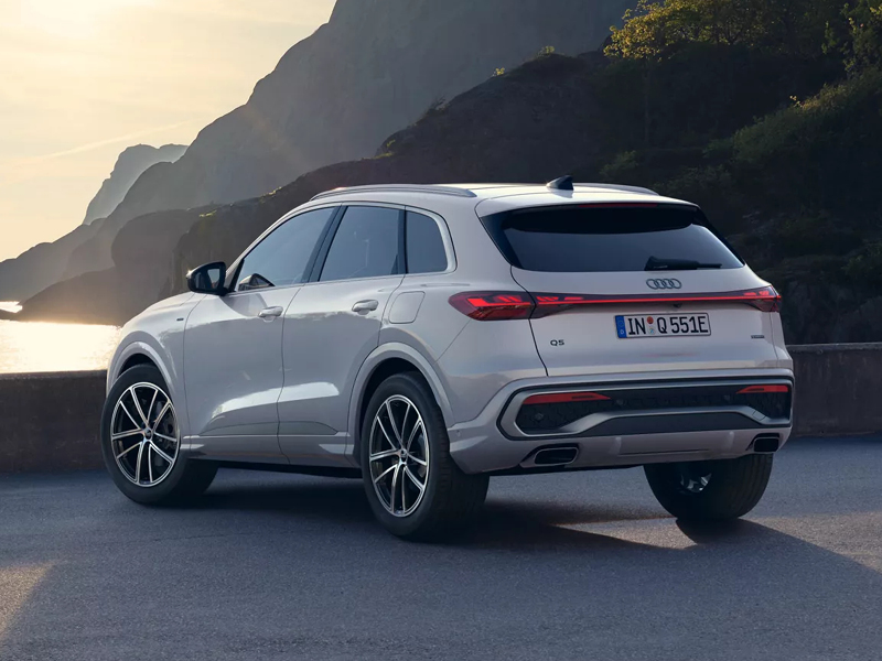 Audi Q5 e-Hybrid heck weiß